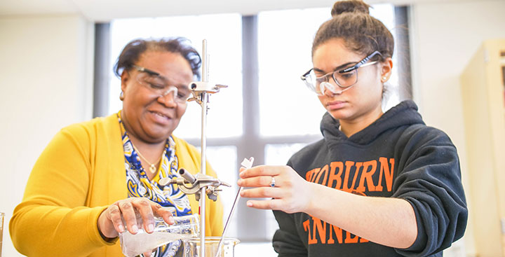 鶹Ƶ student and faculty member collaborate on a science experiment