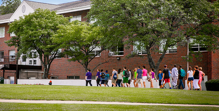 Students and parents take a tour of the 鶹Ƶ campus