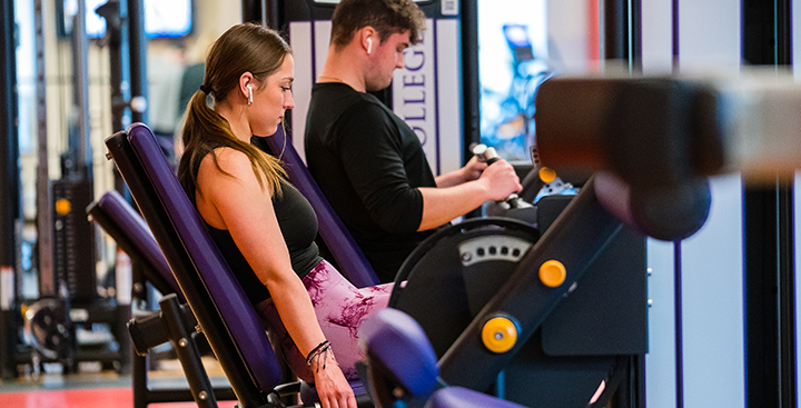 Students work out on the weight machines at the 鶹Ƶ Fitness Center