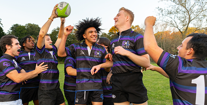 The 鶹Ƶ Men's Rugby team celebrates