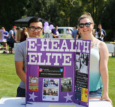 鶹Ƶ Pre-Health E.L.I.T.E. students at an involvement fair