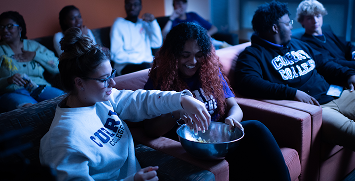 鶹Ƶ students have a movie night with popcorn